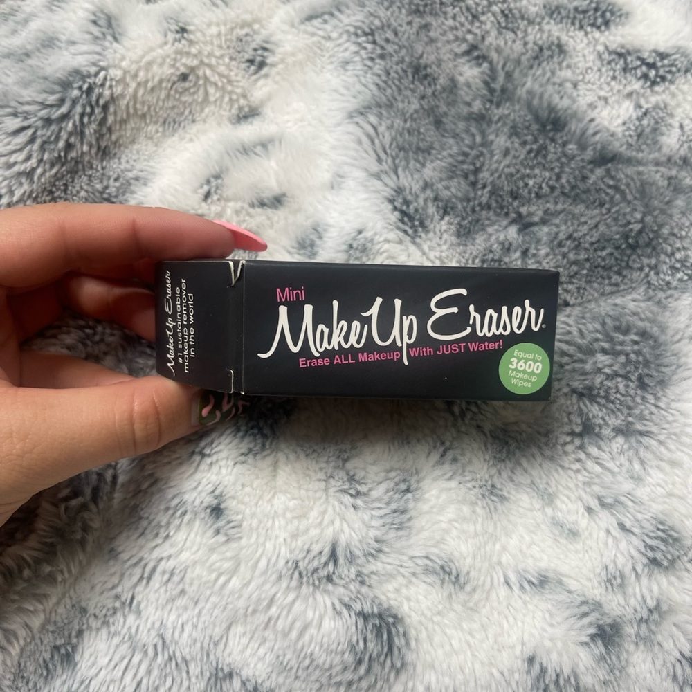Mini makeup eraser